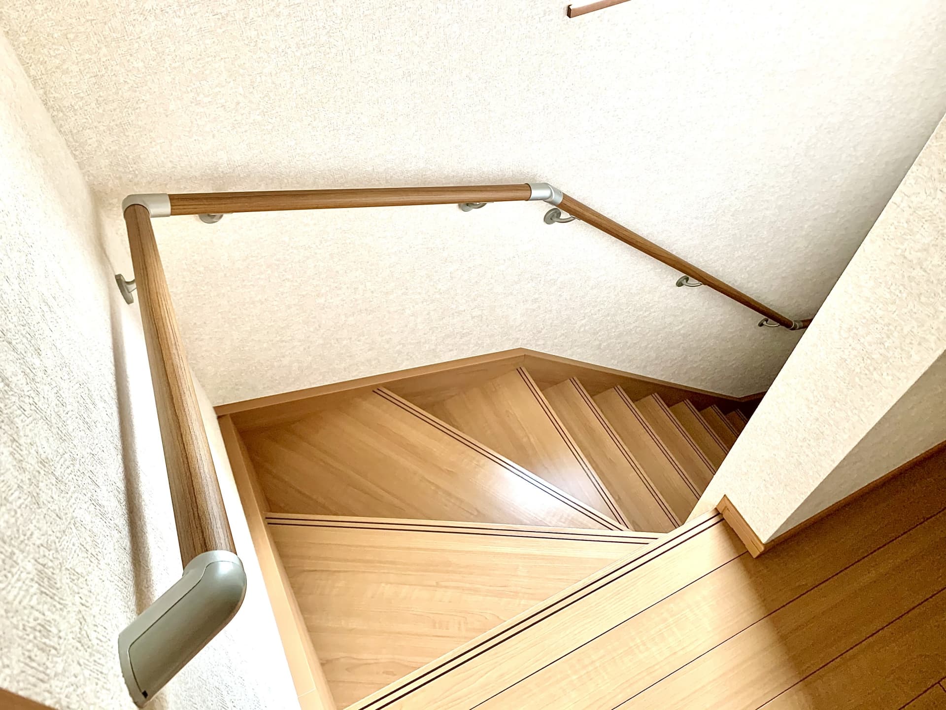 手すりが取り付けられた階段